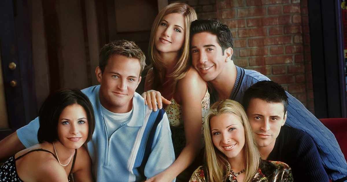 lisa kudrow reveals how friends cast made real life efforts to develop chemistry 01.jpg