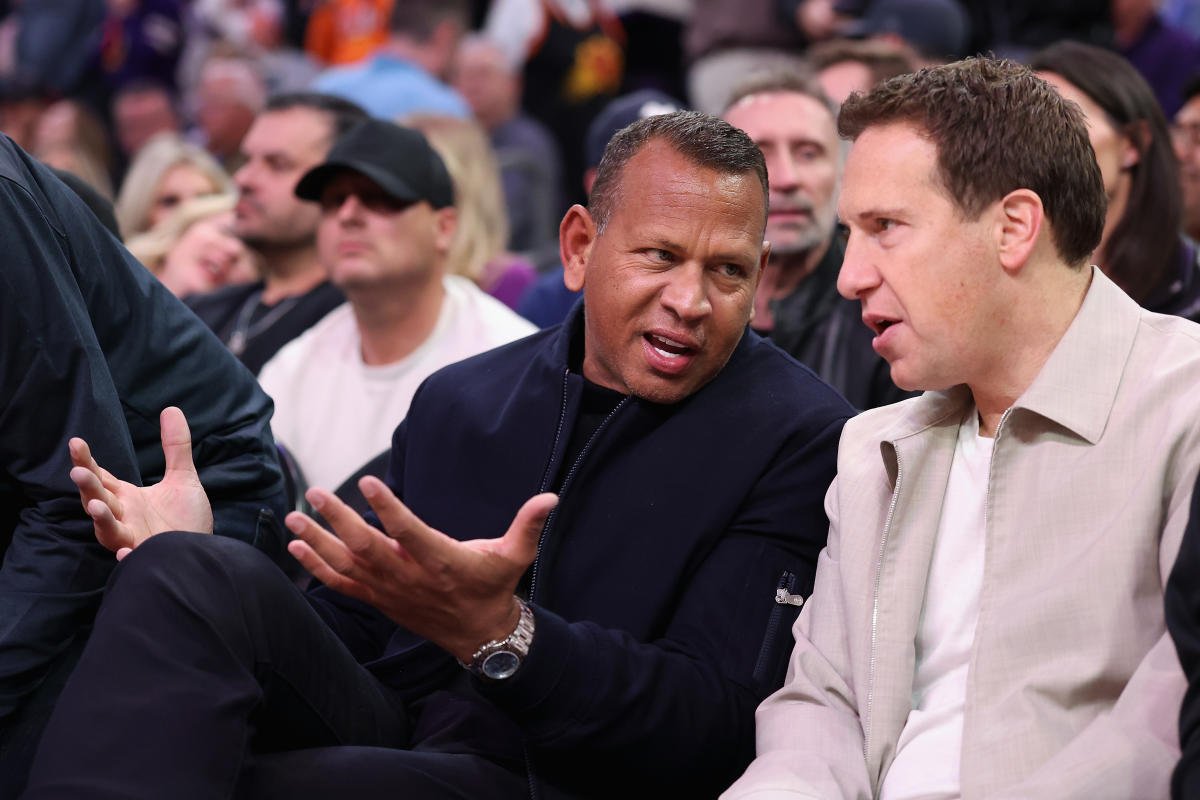 Alex Rodriguez banks half-court shot to win Bucknell scholar $10,000