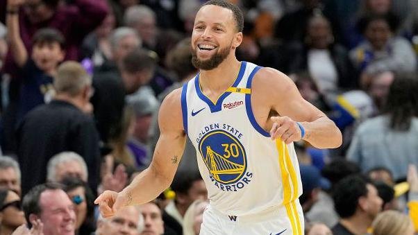 Curry makes historical past as Warriors beat Kings